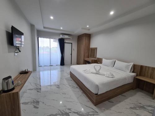Un dormitorio con una cama con un cisne. en Nub Thong Residence en Kalasin