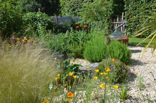 a garden with tall grass and flowers at Ferienwohnung Omert in Ehrenberg