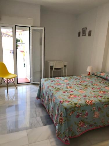 マイレナ・デル・アルハラフェにあるCasa de los Tilosのベッドルーム1室(ベッド1台、テーブル、椅子付)