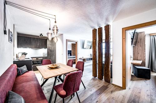 奧伯古格爾的住宿－Das Apart Rauch Gurgl，客厅配有沙发和桌子