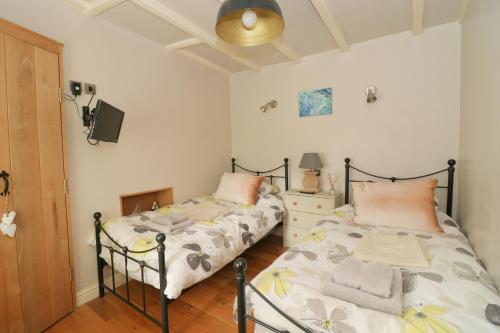 Postel nebo postele na pokoji v ubytování TOWN CENTRE contemporary cottage