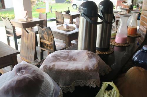 Una mesa con dos bolsas de plástico encima. en Pousada Kite Da Mary Cumbuco, en Cumbuco