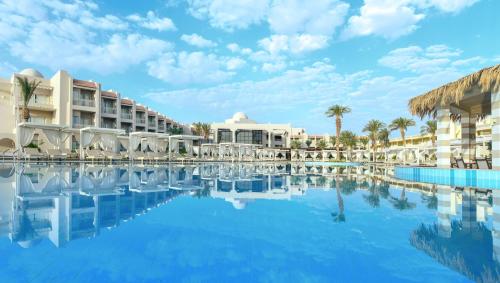 - Vistas a la piscina del complejo en Jaz Casa Del Mar Beach, en Hurghada