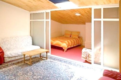 LʼEscarèneにあるAppartement de 3 chambres avec piscine partagee jardin amenage et wifi a Berre les Alpesのベッドルーム(ベッド1台、ソファ付)