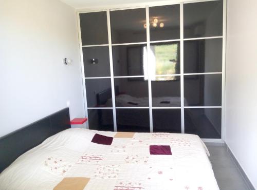 Ένα ή περισσότερα κρεβάτια σε δωμάτιο στο Appartement charmant à Olmeta di Tuda avec piscine partagée