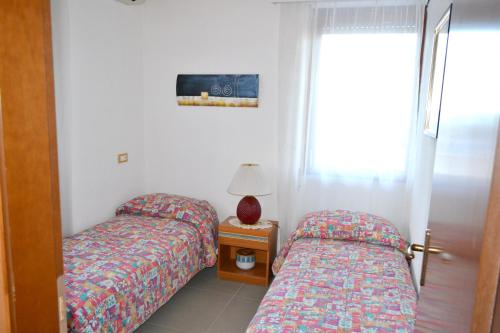 Un pat sau paturi într-o cameră la 2 bedrooms house at Monopoli 100 m away from the beach with sea view enclosed garden and wifi