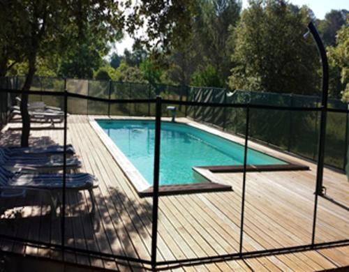 Villa de 3 chambres avec piscine privee jardin amenage et wifi a Flassans sur Issoleの敷地内または近くにあるプール