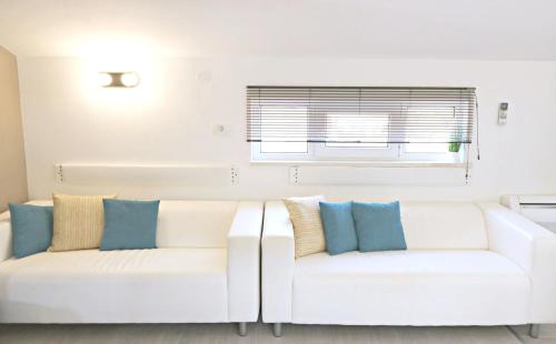 سرير أو أسرّة في غرفة في 2 bedrooms apartement with sea view shared pool and furnished balcony at Peracko Blato 4 km away from the beach