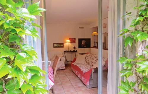 einen Balkon mit einem Zimmer mit Sofa und Tisch in der Unterkunft Maison de 2 chambres avec piscine partagee jardin amenage et wifi a Saint Branchs in Saint-Branchs