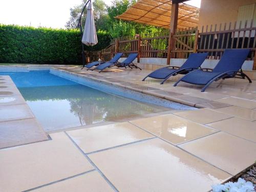 Πισίνα στο ή κοντά στο Villa spacieuse avec piscine privée à La Gaude