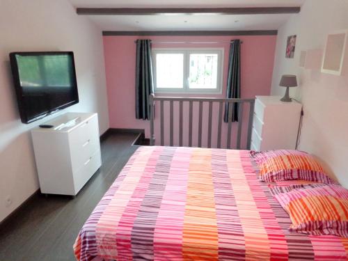 ラ・ゴードにあるVilla de 4 chambres avec piscine privee terrasse amenagee et wifi a La Gaude a 8 km de la plageのベッドルーム(ベッド1台、薄型テレビ付)