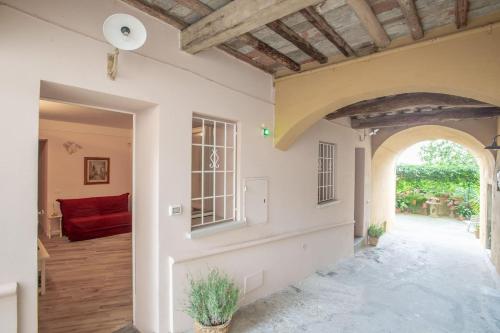 an entry way to a house with an archway at Charming apartment in Lastra a Signa with included parking in Lastra a Signa