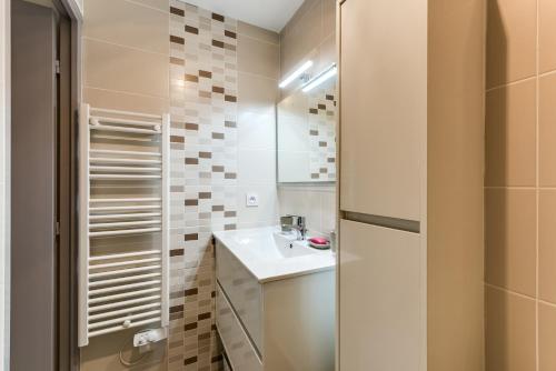 Et badeværelse på Maison de 2 chambres a Saint Cyprien Plage a 300 m de la plage avec jardin amenage et wifi