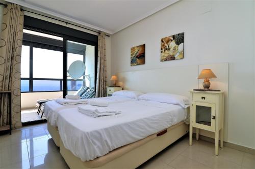One bedroom appartement at Benidorm 300 m away from the beach with sea view shared pool and enclosed gardenにあるベッド