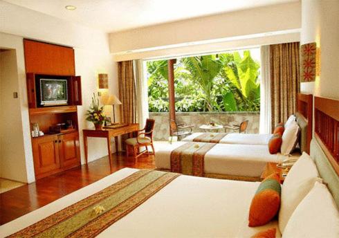 um quarto de hotel com duas camas e uma grande janela em Sunny C Hotel em Hue