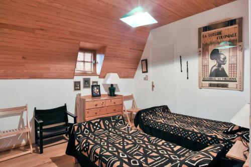 sypialnia z łóżkiem, biurkiem i krzesłem w obiekcie Maison de 3 chambres avec jardin amenage et wifi a Senezergues w mieście Sénezergues