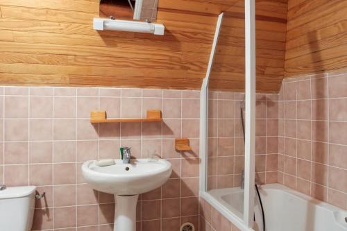 uma casa de banho com um lavatório e um WC em Maison de 3 chambres avec jardin amenage et wifi a Senezergues em Sénezergues