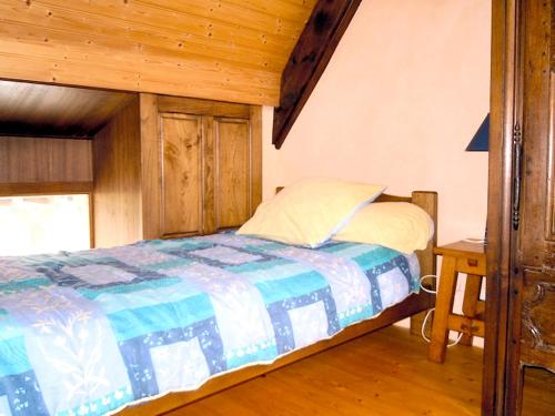 une chambre avec un lit avec un plafond en bois dans l'établissement Maison charmante à Trédrez-Locquémeau avec jardin et terrasse, à Trédrez