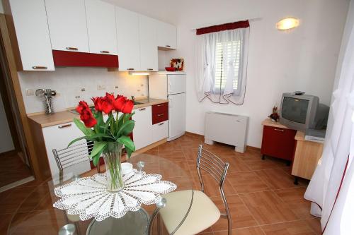 A kitchen or kitchenette at Apartments Ivona 2