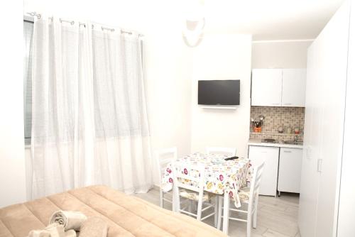 ナポリにあるOne bedroom apartement with wifi at Napoliのキッチン、ダイニングルーム(テーブル、椅子付)