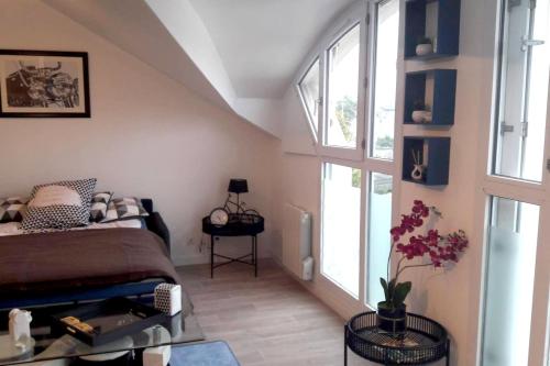 une chambre avec un lit et une grande fenêtre dans l'établissement Studio agréable et central à Compiègne - 31 m² avec parking, à Compiègne