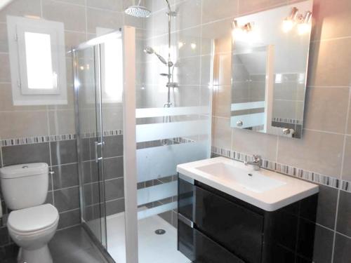 uma casa de banho com um WC, um lavatório e um chuveiro em Maison de 3 chambres avec jardin amenage et wifi a Saint Alban a 3 km de la plage em Saint-Alban