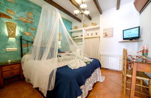 Ein Bett oder Betten in einem Zimmer der Unterkunft One bedroom house with shared pool jacuzzi and furnished terrace at Laroya