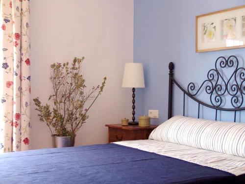 A bed or beds in a room at Cosy house in Estepa with mountain view