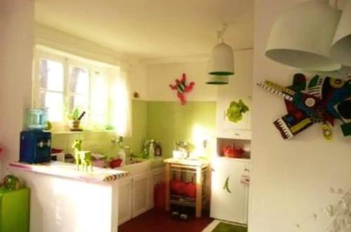 Kuhinja ili čajna kuhinja u objektu Maison de 2 chambres avec jardin clos et wifi a La Croix sur Ourcq
