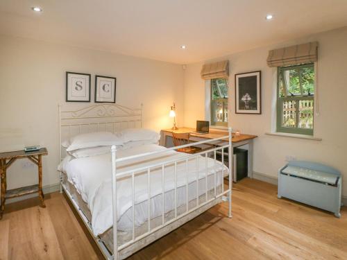 Llit o llits en una habitació de Sunny Cottage