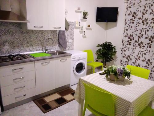 Een keuken of kitchenette bij 2 bedrooms apartement at Mazara del Vallo 800 m away from the beach with city view and wifi