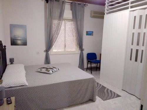 una camera con letto e finestra di 2 bedrooms apartement at Mazara del Vallo 800 m away from the beach with city view and wifi a Mazara del Vallo
