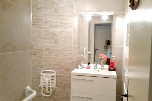 a bathroom with a sink and a mirror at Appartement charmant à Saint-Aygulf avec jardin privé in Saint-Aygulf