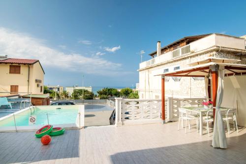 Bazén v ubytování Modern apartment with sea view in Alcamo Marina nebo v jeho okolí