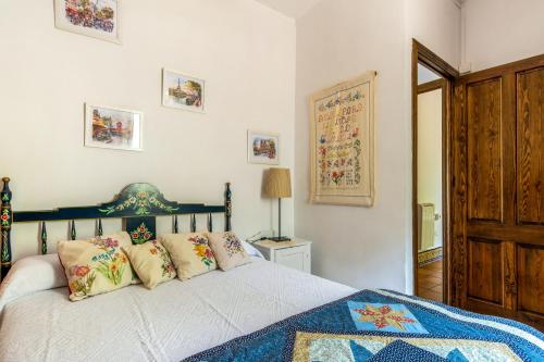 Ένα ή περισσότερα κρεβάτια σε δωμάτιο στο Charming Villa in Cortegana with Pool