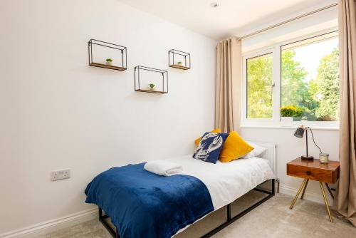 1 dormitorio con cama y ventana en 2 bed house close to Town Centre, en Bracknell
