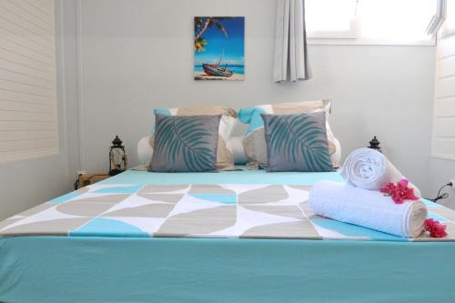 1 dormitorio con 1 cama azul y blanco en Maison de 2 chambres avec vue sur la ville jacuzzi et jardin amenage a Riviere Salee, en Rivière-Salée