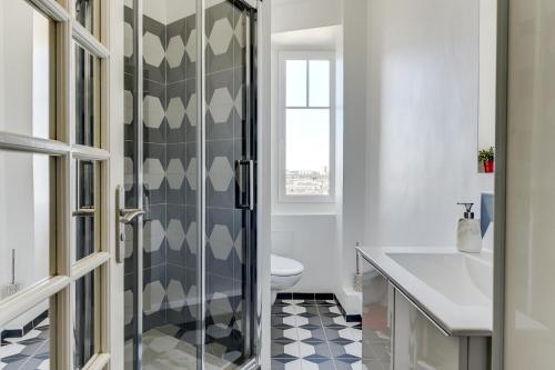 une salle de bain avec une douche, des toilettes et un lavabo dans l'établissement Appartement moderne à Saint-Denis - 65 m² avec balcon, à Saint-Denis