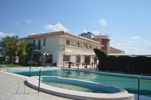 Bazén v ubytování Hotel Parco Serrone nebo v jeho okolí