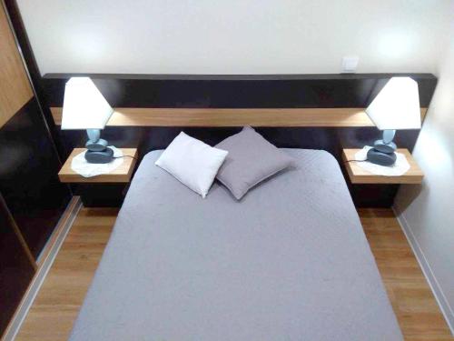 Postel nebo postele na pokoji v ubytování 3 bedrooms house with sea view terrace and wifi at Estreito da Calheta