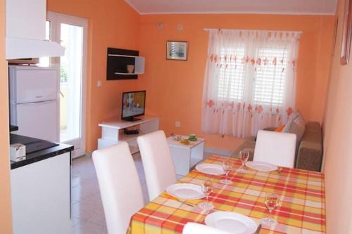 una cucina e una sala da pranzo con tavolo e sedie di One bedroom appartement with wifi at Zadar a Zara (Zadar)