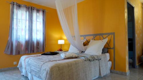 Posteľ alebo postele v izbe v ubytovaní Appartement d'une chambre a Deshaies a 900 m de la plage avec piscine partagee jardin clos et wifi