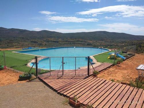 6 bedrooms villa with private pool enclosed garden and wifi at La Salzadella في Mas dʼen Rieres: مسبح كبير على سطح خشبي