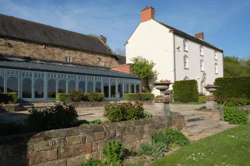 an external view of the house and garden at Heron House at Millfields Farm Cottages in Hognaston