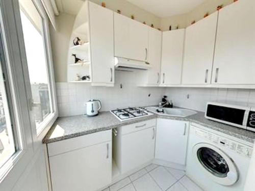 
A kitchen or kitchenette at Apartment with one bedroom in Blankenberge with wonderful city view and WiFi 200 m from the beach
