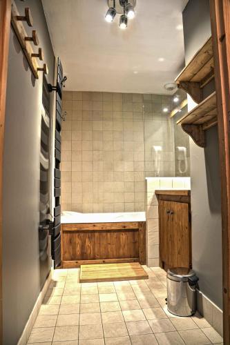 une salle de bain avec une baignoire, un lavabo et une douche dans l'établissement Appartement confortable à Les Deux Alpes 45 m² avec vue montagne, à Mont-de-Lans