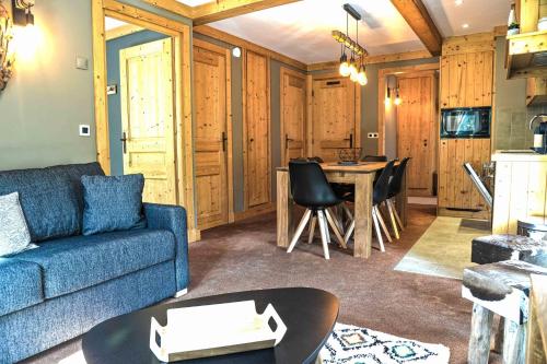 a living room with a couch and a table at Appartement confortable à Les Deux Alpes 45 m² avec vue montagne in Mont-de-Lans