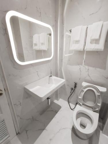 Un baño de Double Bed Hotel