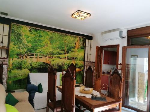 una sala de estar con una gran pintura en la pared en 3 bedrooms house with jacuzzi furnished terrace and wifi at Calamonte en Calamonte