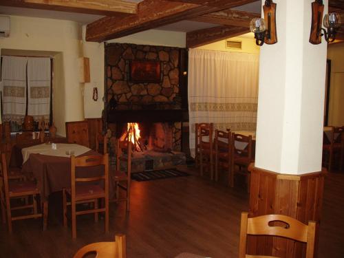 Restoran või mõni muu söögikoht majutusasutuses Hotel Drosia